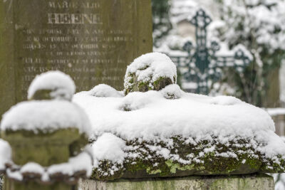 Schedel begraafplaats te Brugge in de sneeuw