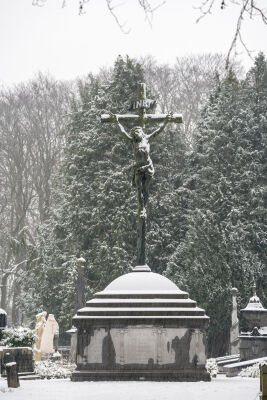 Jesus aan het kruis onder een laag sneeuw