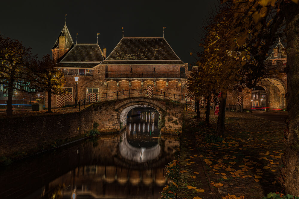 Een herfstachtige Koppelpoort in Amersfoort