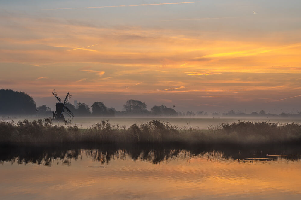 Zonsopgang bij Marsum in Friesland