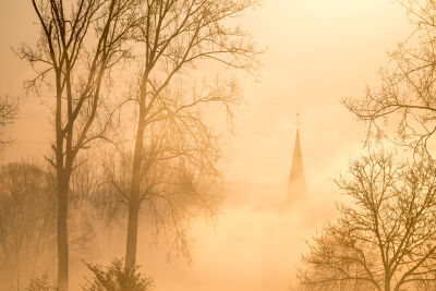 Kerkje in de mist in de Vlaamse Ardennen