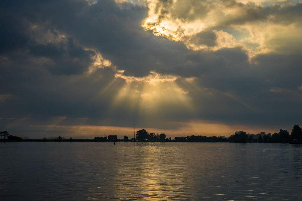 Zonnestralen door het wolkendek