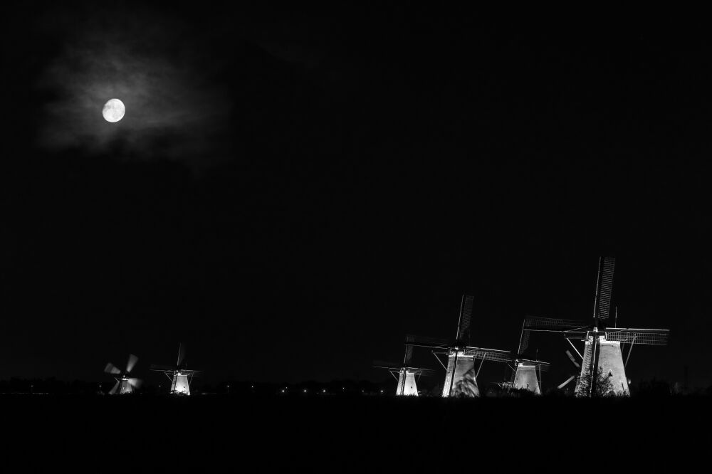 Verlichte Kinderdijk met maan