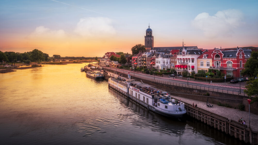 Zonnige zomeravond in Deventer met de IJssel in Overijssel