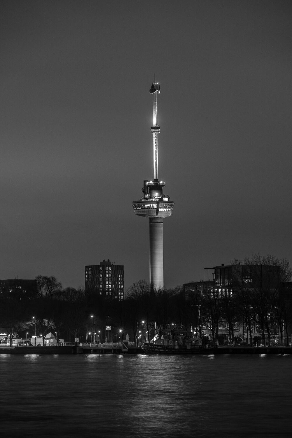 De Euromast in z/w