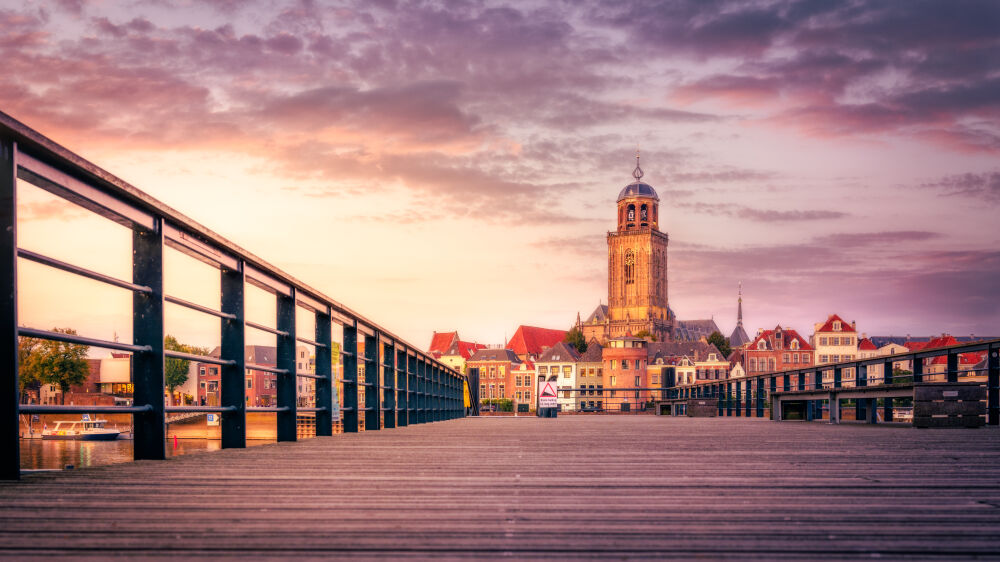 Foto van Deventer Overijssel genomen met een laag standpunt tijdens de zonsondergang