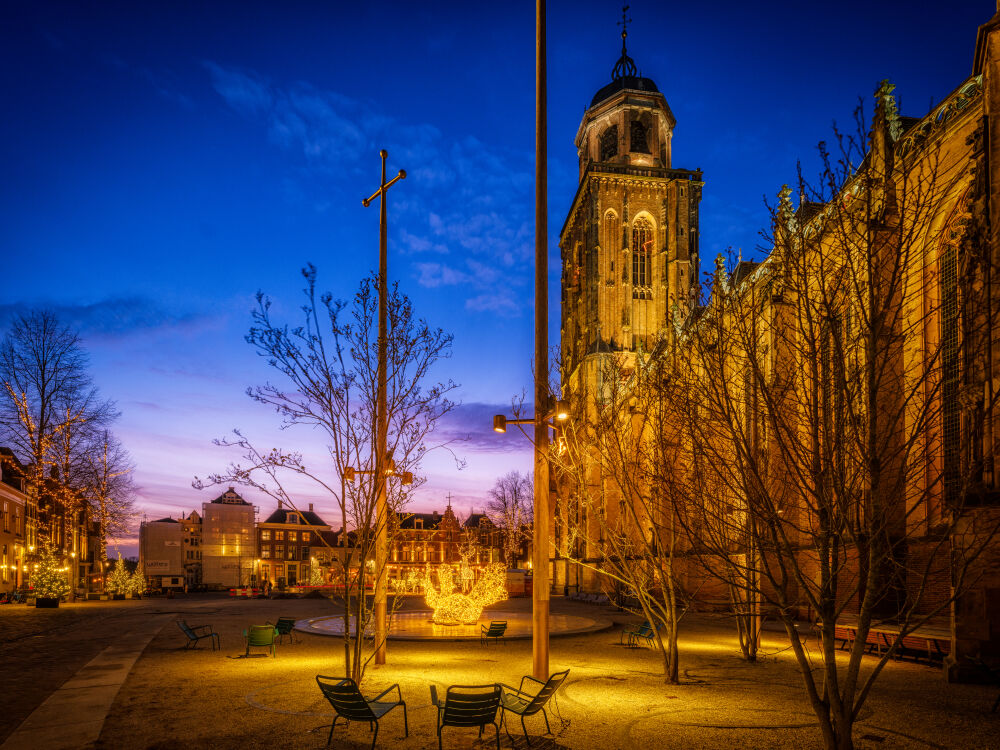 Het grotekerkhof van Deventer in Kerssfeer tijdens het blauweuur