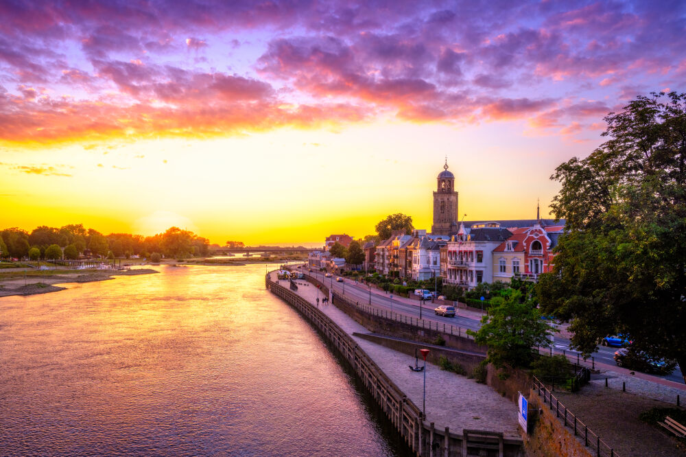 Stadsaanzicht van Deventer en de IJssel tijdens de zonsondergang in Overijssel 