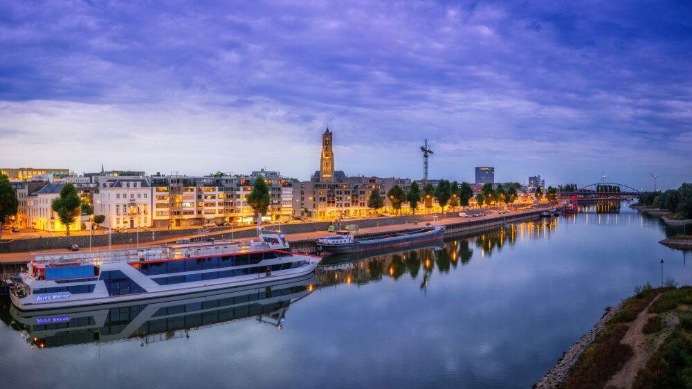 Stadsbeeld van Arnhem in Gelderland Nederland genomen vanaf de brug tijdens bluehour