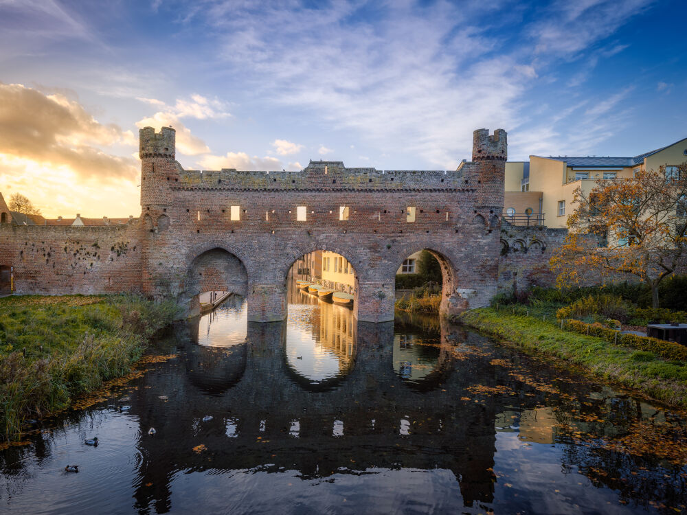 De Berkelpoort in Zutphen met zonsondergang in de herfst