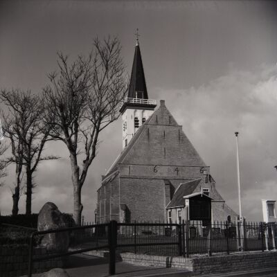 Het witte kerkje in Den Hoorn op Texel gefotografeerd met een oude camera