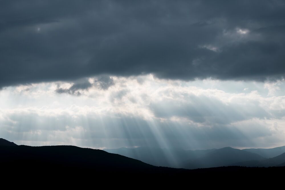 Himmlische Lichtstrahlen über den Bergen