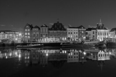 De Stadhuiskade aan de oude haven De Kolk in Maassluis in zwart wit