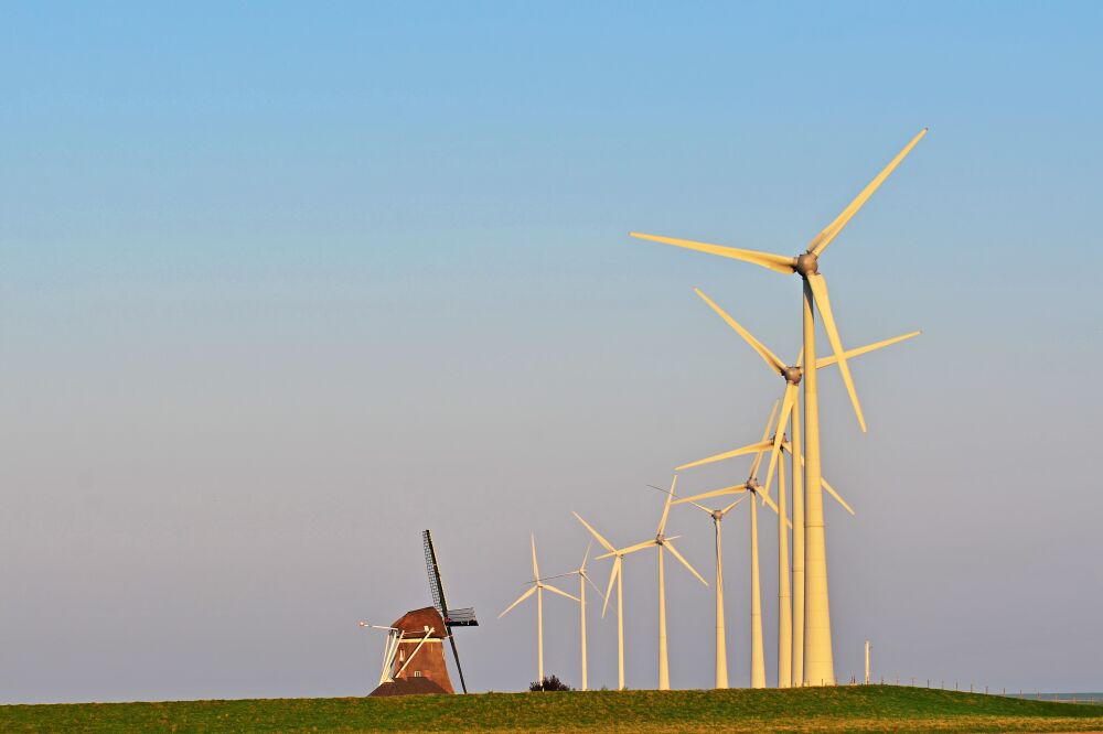 Poldermolen De Goliath tussen de windturbines in de Eemshaven