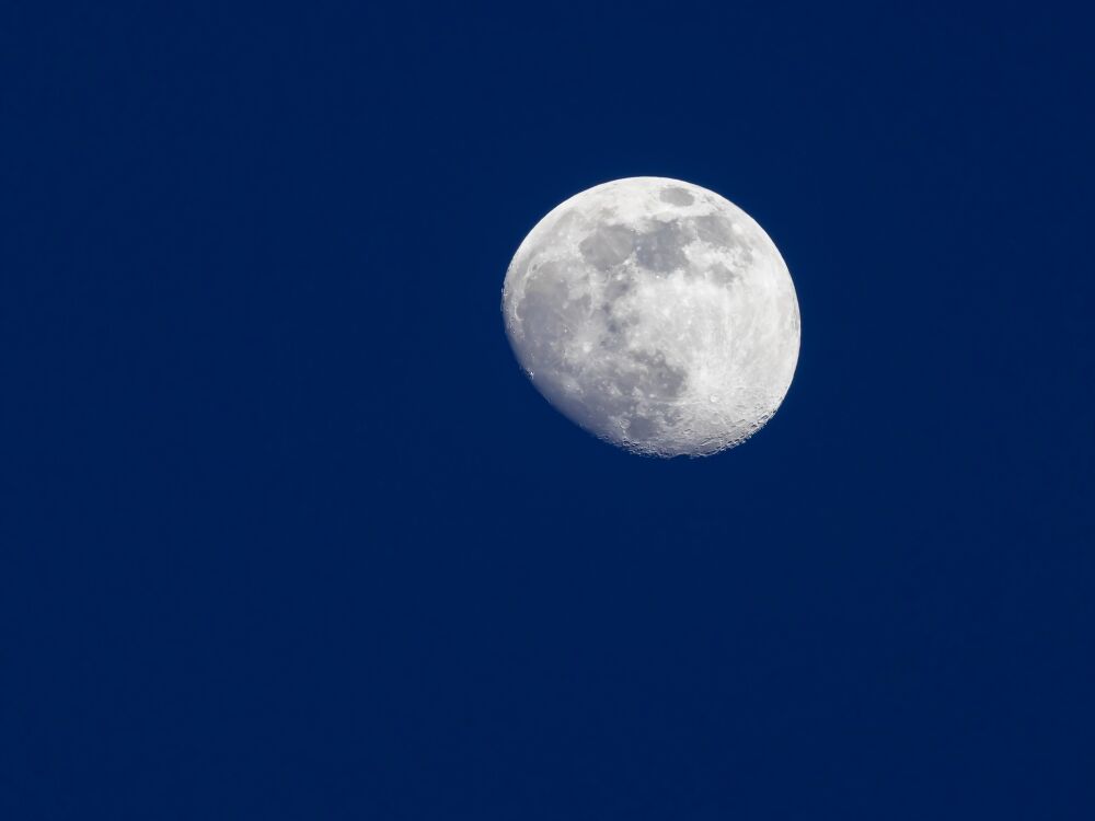 Maan in de nachtelijke hemel