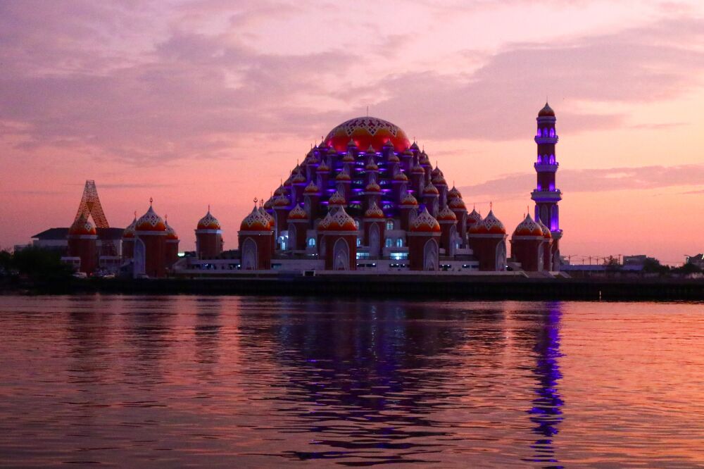 Moschee in Makassar, Indonesien, bei Sonnenuntergang