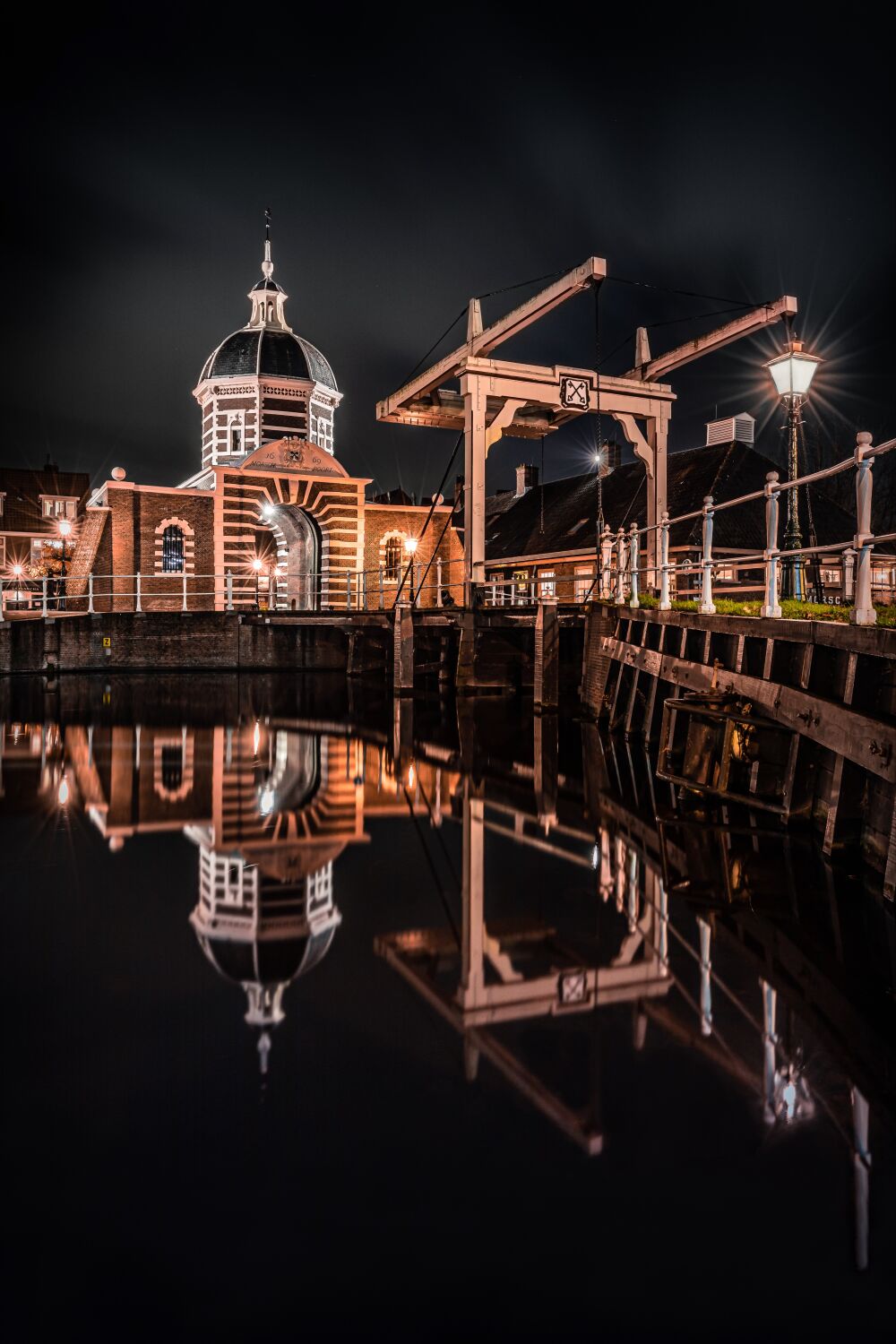 Een nachtelijke reflectie van de Morspoort in Leiden