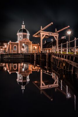 Nachtfoto van De Oude Morsch in Leiden met Brug Reflectie