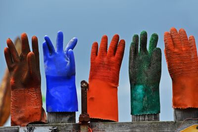Dag! Gekleurde handschoenen gevonden door de strandjutter op Texel