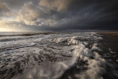 Dreigende wolken boven de kust van Den Helder