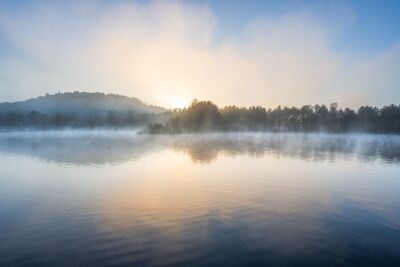 Fine Art landschap van een mistige zonsopkomst aan het water