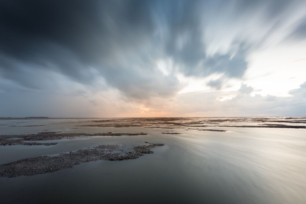 dreigende wolken boven het wadden gebied