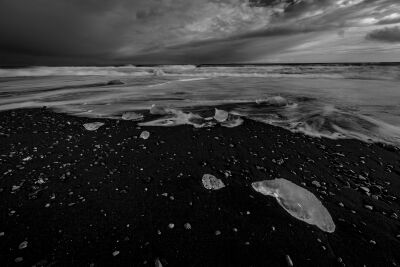 IJsschotsen verspreid over het strand