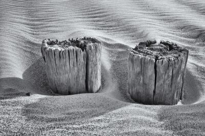 Twee palen op het strand van Burgh-Haamstede