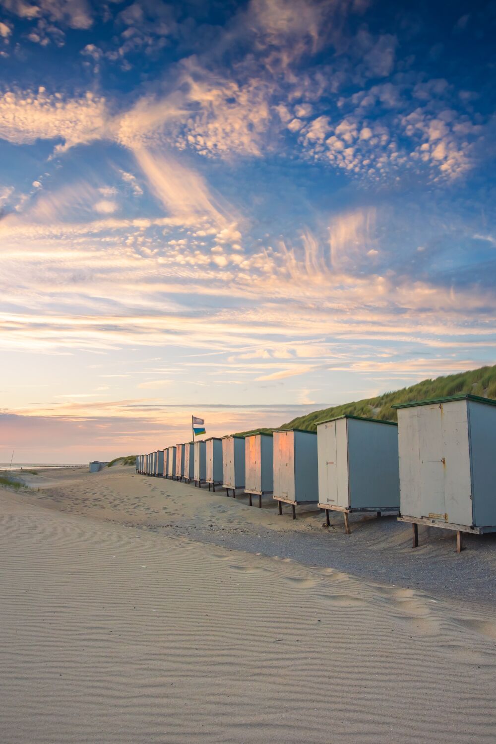 Strandhuisjes in het laatste zonlicht van de dag in Westerschouwen