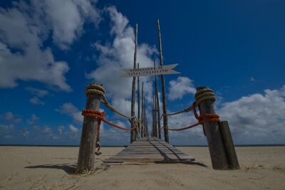 De steiger van het waddenveer op Texel in kikvorsperspectief