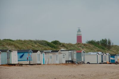 De strandhuisjes bij paal 33 en de vuurtoren