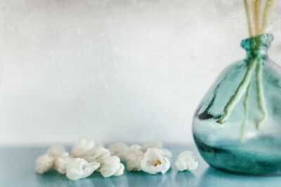 White tulips next to a Spanish glass vase (II)