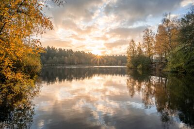 Fine Art landschap van de zonsopkomst aan het water in de herfst