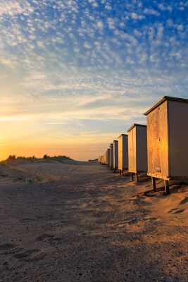 Strandhuisjes in het laatste zonlicht van de dag in Westerschouwen