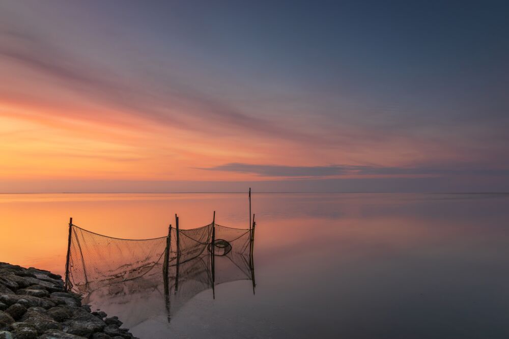 Visnetten bij zonsondergang