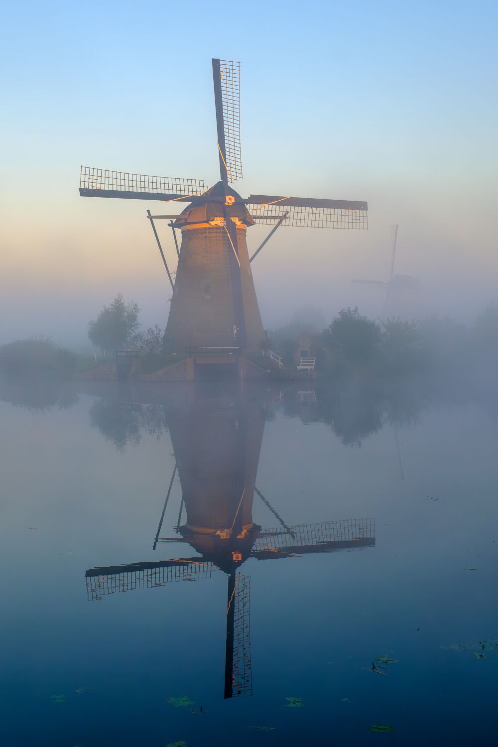 Zonsopkomst Kinderdijk met mist