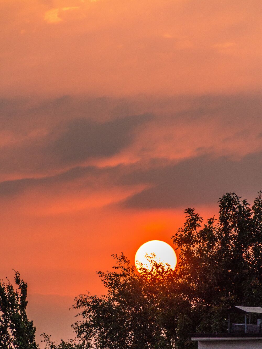 De hemel kleurt rood