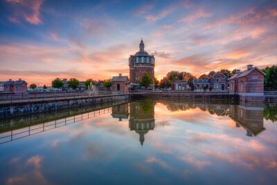 Historische watertoren De Esch in de gloed van de avond