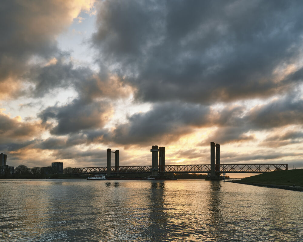 Spijkenisserbrug bij ochendgloren