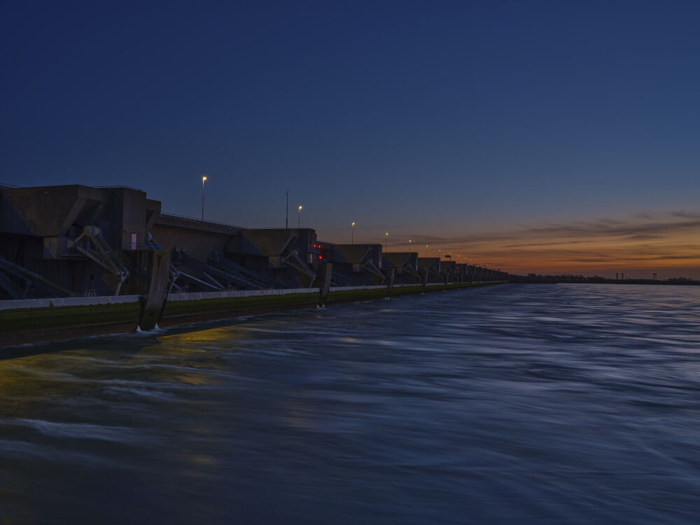 Stormvloedkering Haringvlietdam na zonsondergang