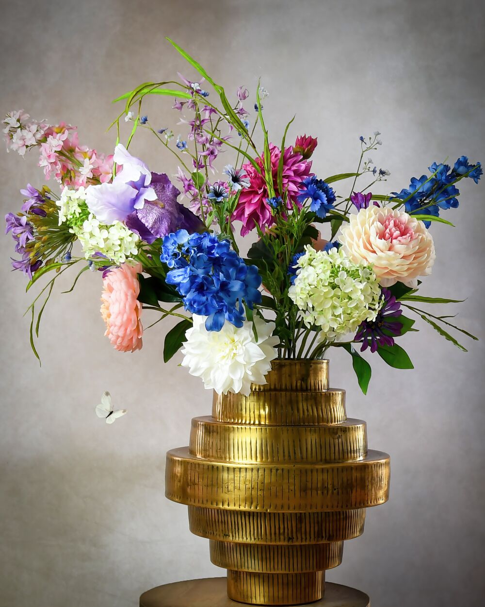 Stilleven bloemen in goud