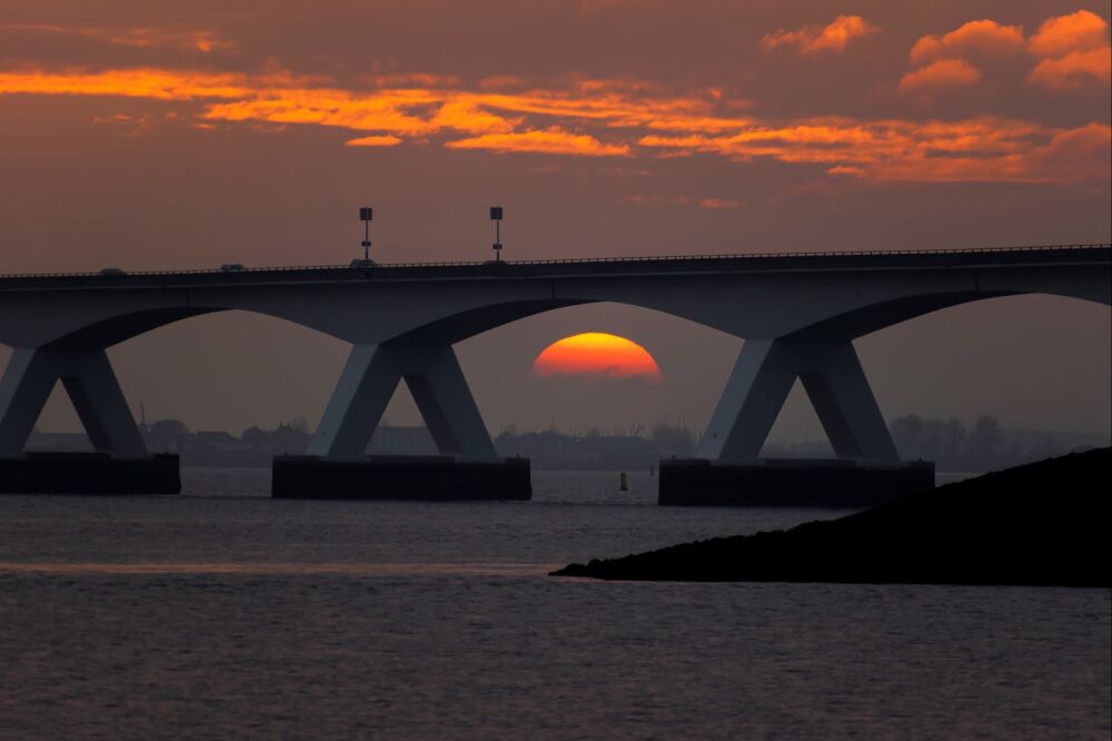 Zonsondergang onder Zeelandbrug