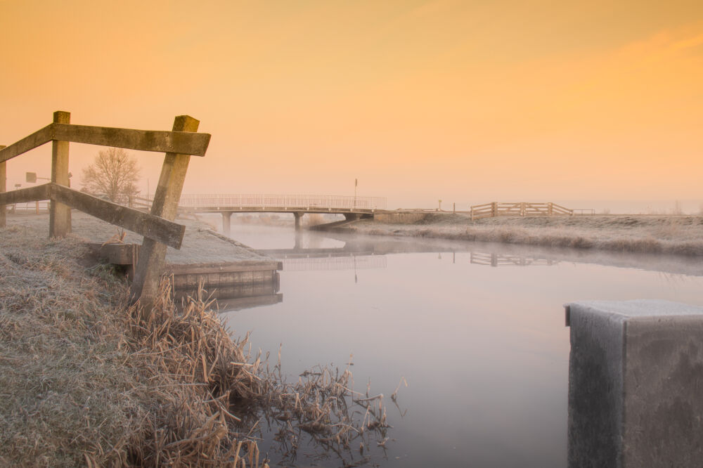 Koude zonsopkomst aan het water