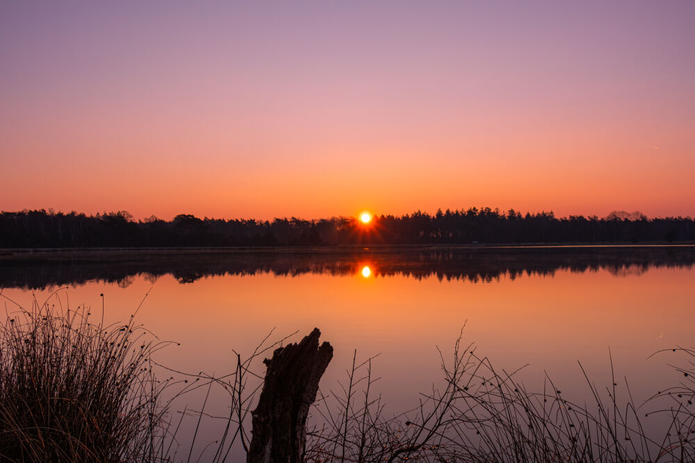 Koude zonsopkomst met weerspiegeling