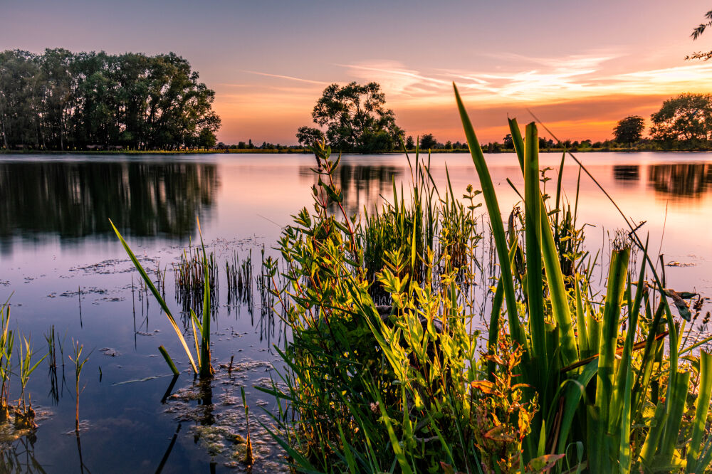 Zonsondergang met spiegeling in het water