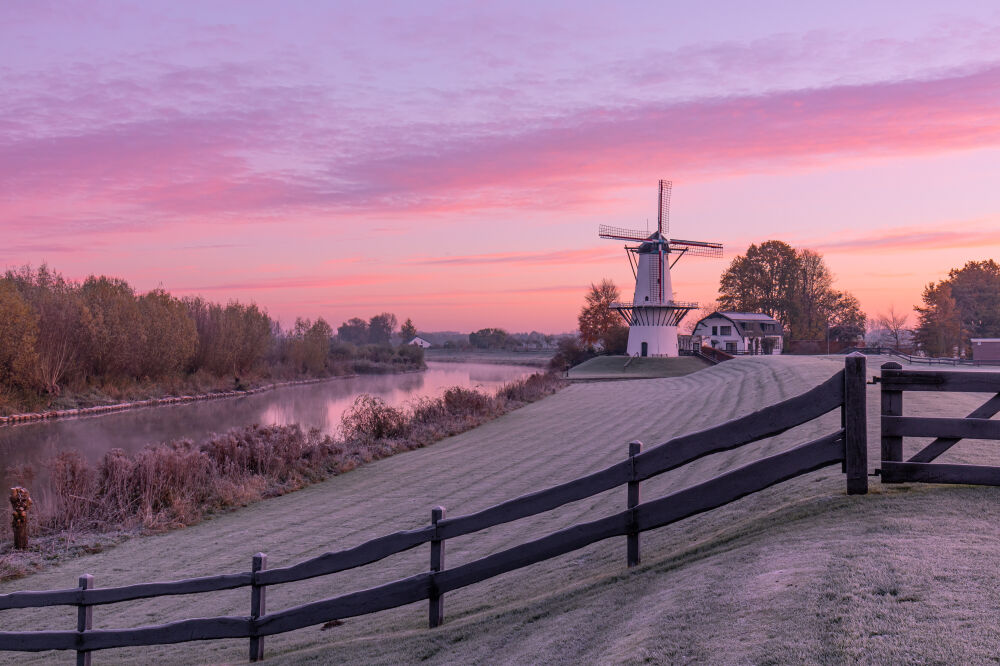 Koude zonsopkomst bij Molen de Vlinder