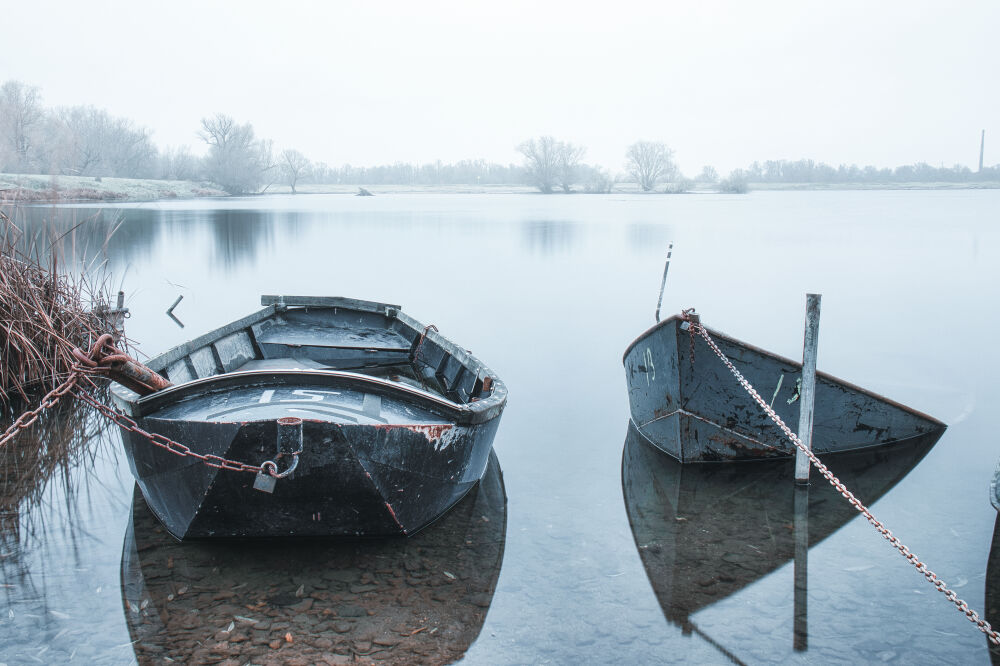 Koude ochtend met mist aan het water