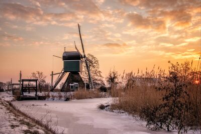 Winterse zonsopkomst bij molen "De Trouwe Waghter" in Tienhoven (Utr)
