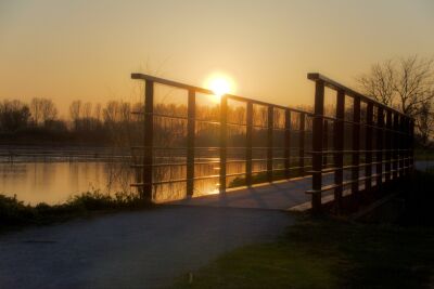Bruggetje bij zonsondergang in het Waterrijk bij Elst.