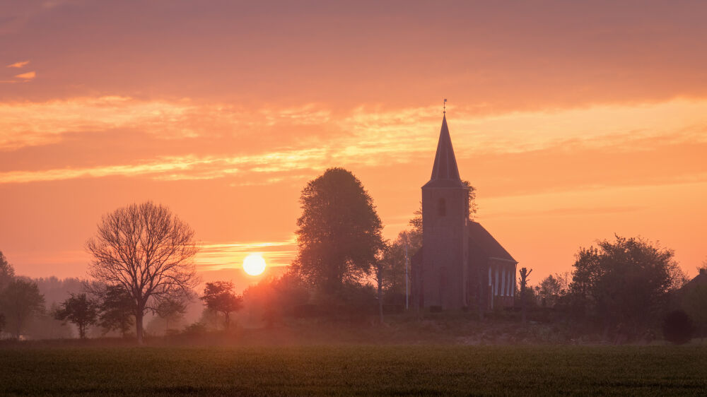 Zonsopkomst in het dorpje Eenum Groningen